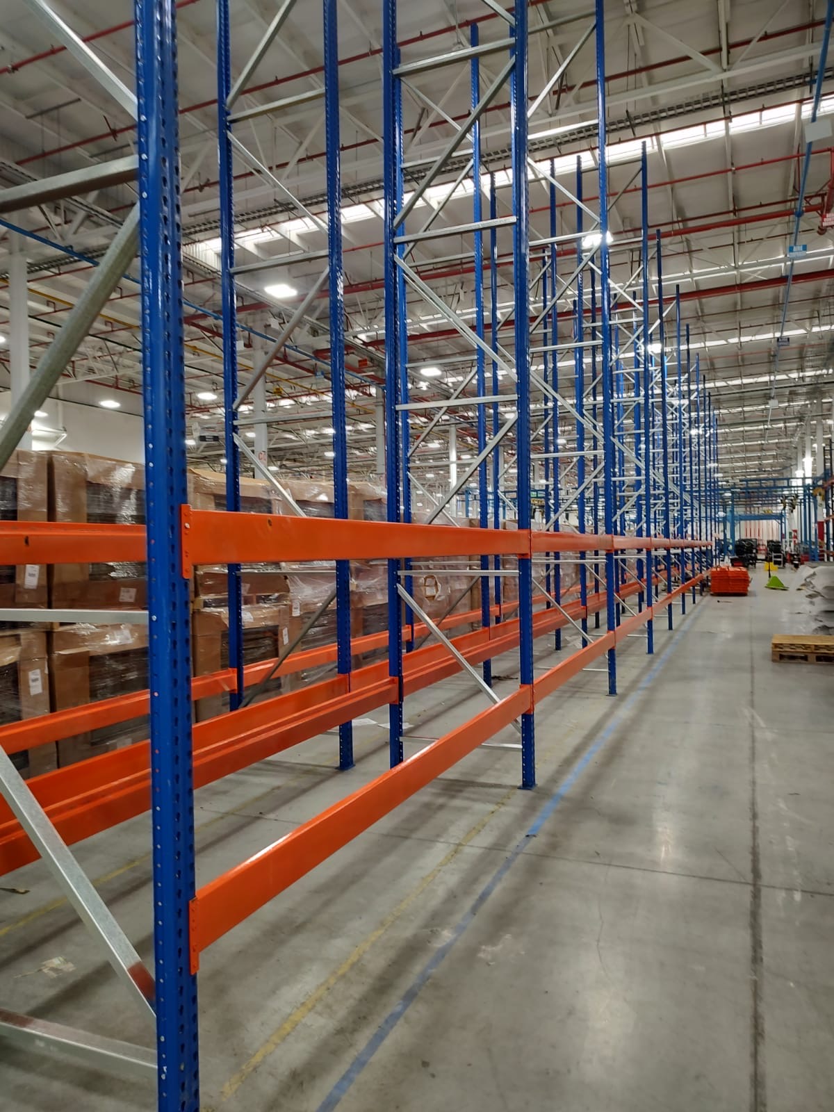 Pasillo de almacén con racks industriales